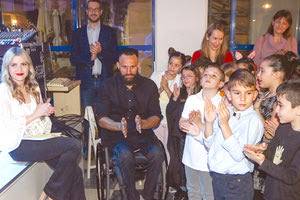 Ο κ. Τσαπατάκης με την κ. Μπελαδάκη και μαθητές του 17ου Δημοτικού σχολείου Ηρακλείου