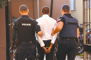 O κατηγορούμενος οδηγήθηκε σιδηροδέσμιος στο πρωτοβάθμιο δικαστήριο, ενώ χθες δεν παρέστη καν στη δίκη.