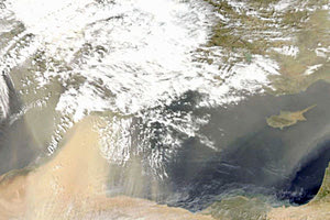 η σκόνη που έχει μεταφερθεί από την έρημο Σαχάρα έχει καλύψει την Κρήτη "εξαφανίζοντάς" την ακόμη και τους δορυφόρους.