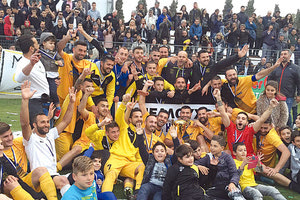 Οι παίκτες του ΠΑΝΟΜ πανηγύρισαν με τον κόσμο τους την κατάκτηση του κυπέλλου στο Τυμπάκι.