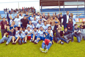 Οι πρωταθλητές σε αναμνηστική φωτογραφία μετά το τέλος του αγώνα