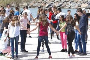 ΤΟ ERASMUS ΦΕΡΝΕΙ ΠΙΟ ΚΟΝΤΑ ΤΟ ΗΡΑΚΛΕΙΟ ΜΕ ΤΟ BRUHL: Έλληνες και Γερμανοί μαθητές παίζουν μαζί ομαδικό παιχνίδι.