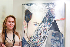 Η Στέλλα Κουκουλάκη δίπλα σ’ ένα χαρακτηριστικό έργο της