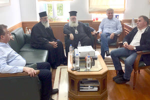 Διαδημοτικά έργα των Δήμων Σητείας και Ιεράπετρας συζήτησαν με τον περιφερειάρχη Κρήτης Σταύρο Αρναουτάκη, οι δήμαρχοι Ιεράπετρας Θεοδόσης Καλαντζάκης και Σητείας Θεόδωρος Πατεράκης.