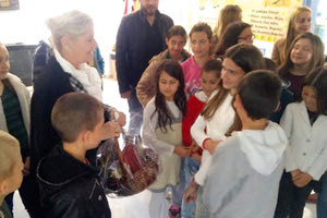 Επιταγές από την Αμερική στην Κρήτη για να καλύψουν ανάγκες των σχολείων.