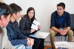 Ο Ali-Sher Kashimi, 22 ετών, είναι διερμηνέας και εργάζεται στην Αναπτυξιακή Ηρακλείου. Βοηθάει τους νεοαφιχθέντες πρόσφυγες να ξεπεράσουν τα γλωσσικά εμπόδια.