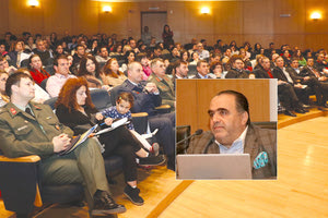 Στην κατάμεστη η αίθουσα Καστελλάκη του Επιμελητηρίου Ηρακλείου έγινε χθες η ομιλία του αντιστράτηγου εα της Ελληνικής Αστυνομίας  Μανώλη Σφακιανάκη με θέμα "Προστάτεψε το παιδί σου από το ηλεκτρονικό έγκλημα".