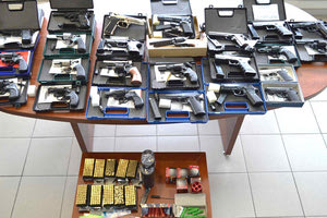 ΚΑΤΑΣΧΕΣΗ : Όπλα κρότου και όχι μόνο