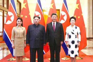 η σύζυγος του Κιμ έκλεψε την παράσταση στην επίσκεψή τους στην Κίνα