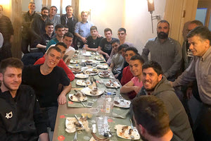 Αθλητές και διοίκηση του “Ηράκλειο” εφήβων στο δείπνο που παρέθεσε ο πρόεδρος του Συλλόγου