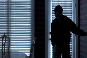 ληστής στο σπίτι