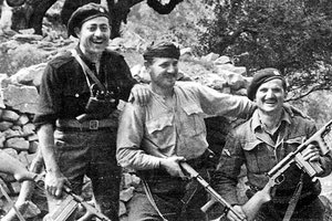 Γιώργης Τυράκης, Αντώνης Παπαλεωνίδας, Μανόλης Πατεράκης. Τρεις από τους απαγωγείς του Στρατηγού Κράιπε, φωτογραφίζονται από τον Στάνλεϋ Μος στη μάντρα του Σηφογιάννη, ανήμερα του Πάσχα 16 Απριλίου 1944.