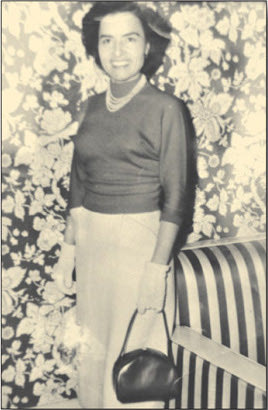 Η μοδίστρα Τασία Ανδριανάκη ράβει σύμβολα και διακριτικά στις στολές των απαγωγέων του Στρατηγού Κράιπε