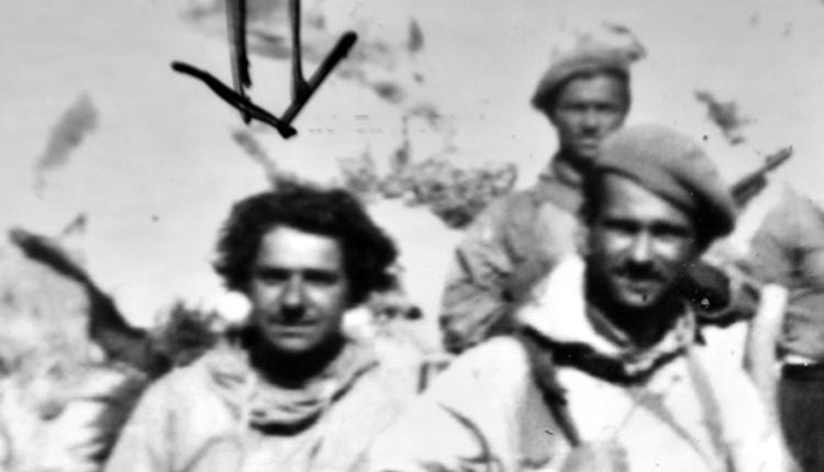 Αριστερά ο Δημήτρης Μπαλαχούτης που προμήθευσε τις στολές των γερμανών δεκανέων της Στρατονομίας στον Μιχάλη Ακουμιανάκη