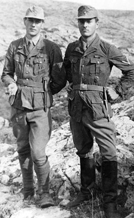 Ο Πάτρικ Λη Φέρμορ και ο Στάνλεϋ Μος με τις στολές των γερμανών δεκανέων της στρατονομίας