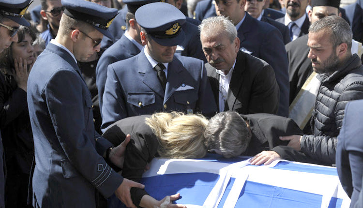 Ράγισαν και οι πέτρες στην κηδεία του σμηναγού Γιώργου Μπαλταδώρου
