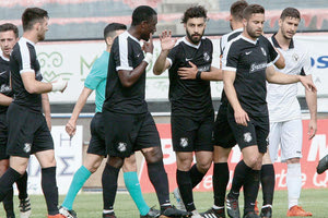 Ο Μαχαίρας πανηγυρίζει με συμπαίκτες του στον ΟΦΗ