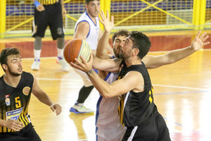 Ο Κομψέλης στον αγώνα με τον Κύδωνα