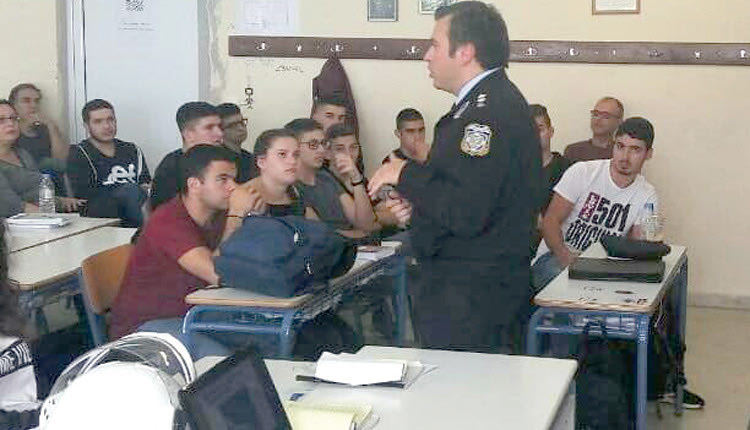 τροχονόμοι πηγαίνουν και στα σχολεία για να μιλήσουν στους μαθητές