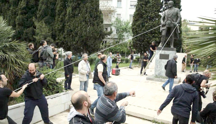 Στόχος ο... Τρούμαν στο αντιπολεμικό συλλαλητήριο που έγινε  με πορεία μαθητών και φοιτητών προς την αμερικανική πρεσβεία