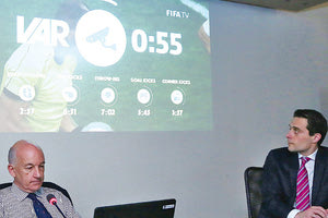 Ο κ. Ελερέι με τον κ. Κουκουλάκη στο σεμινάριο για το VAR στην Ελλάδα