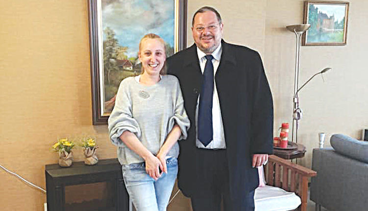 Ο Μιχάλης Ζωγραφάκης - Σφακιανάκης στον ξενώνα με μια Ελληνίδα εργαζόμενη 