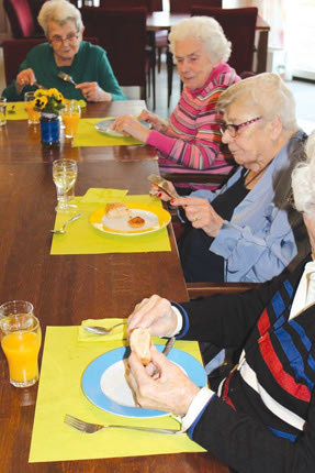 ΤΟ ΟΛΛΑΝΔΙΚΟ ΜΟΝΤΕΛΟ ΓΙΑ ΤΟΥΣ ΞΕΝΩΝΕΣ ΗΛΙΚΙΩΜΕΝΩΝ: Συμμετέχουν στο μαγείρεμα