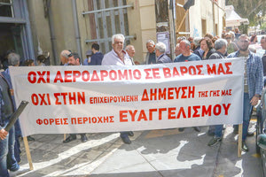 Με πανό και μαύρες σημαίες κάτοικοι από τον Ευαγγελισμό και τα Ρουσοχώρια χθες έξω από το Δικαστικό Μέγαρο για το αεροδρόμιο Καστελλίου