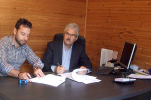 η συμβασιοποίηση του έργου της συντήρησης των κοινόχρηστων χώρων της πόλης, που υπογράφηκε χθες από τον πολιτικό προϊστάμενο Πρασίνου κ. Νίκο Φακουρέλη.