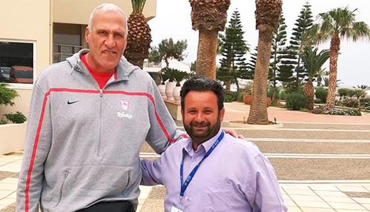 ο Αργύρης Καμπούρης με τον μπασκετικό φίλαθλο Γιάννη Πεδιώτη που είναι τώρα Security Manager στο lyttos beach hotel.