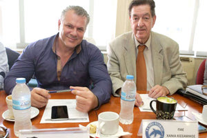 Ο εκπρόσωπος του ΟΦΗ κ. Φασομυτάκης (αριστερά) με τον κ. Λυχναρά