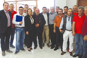 Τα μέλη της κίνησης Λημναίου έξω από το γραφείο του Περιφερειάρχη