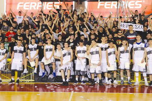 Η ομάδα του 2ου ΓΕΛ Ηρακλείου μετά τον νικηφόρο τελικό στο Λίντο