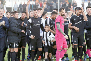 πανηγυρίζουν στον ΟΦΗ