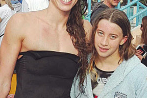 Η Ντουντουνάκη με την Κανόγκα των Δελφινιών