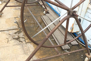 Βουρκιασμένα νερά και κλαδιά στον περιβάλλοντα χώρο του Κολυμβητηρίου εδώ και αρκετό διάστημα