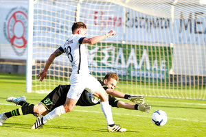 Κουτσιανικούλης και Παπαδόπουλο σε φάση από το ντέρμπι ΑΟΧ/Κισσαμικός-ΟΦΗ