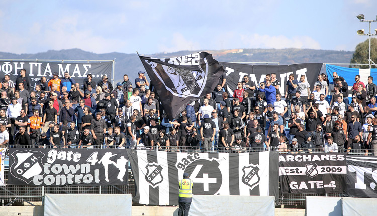 Η κερκίδα του ΟΦΗ στο γήπεδο των Περιβολίων