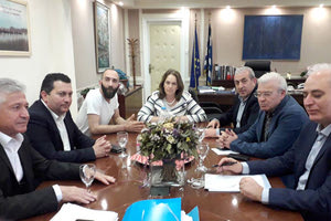 δημάρχοι της Κρήτης, στο πλαίσιο συνάντησής τους στην Αθήνα με την αρμόδια υφυπουργό Οικονομικών Κατερίνα Παπανάτσιου.