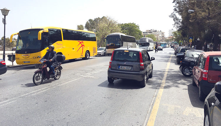 το καυτό πρόβλημα της στάθμευσης των τουριστικών λεωφορείων απέναντι στο πάρκο Γεωργιάδη