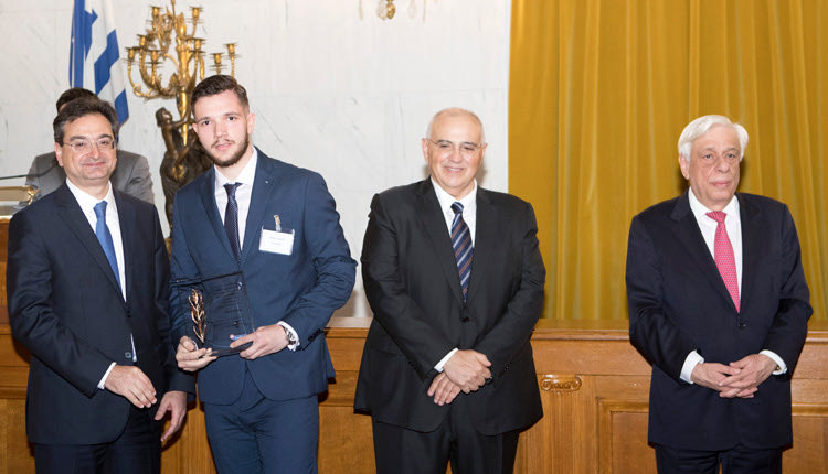 Ο Πρόεδρος της Δημοκρατίας κ. Προκόπιος Παυλόπουλος και ο βραβευθείς αριστούχος ανάμεσα στον Διευθύνοντα Σύμβουλο της Eurobank κ. Φωκίωνα Καραβία (αριστερά) και τον Πρόεδρο του Διοικητικού Συμβουλίου της Eurobank κ. Νικόλαυ Καραμούζη (δεξιά)