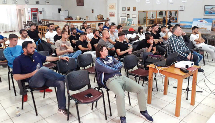  Παίκτες, παράγοντες και φίλοι του Ηροδότου ακούν τον Κακλαμανάκη