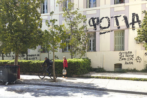 Δεν ξέρω εάν κοιτάζει κανένας το Δικαστικό Μέγαρο, γενικά τα δημόσια κτήρια. Αυτό που γίνεται είναι πρωτοφανές με τα συνθήματα, με όλα τα γκράφιτι. Ειδικά στην περίπτωση της Δικαιοσύνης. Το Μέγαρο έχει τόσα συνθήματα που σε λίγο δεν θα φαίνεται καν… το χρώμα…