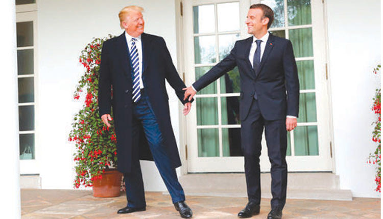 Πιασμένοι χέρι χέρι!  Ο Ντόναλντ Τραμπ υποδέχθηκε τον Εμανουέλ Μακρόν 