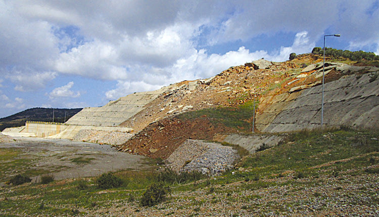 Ξεκινά η εργολαβία για την αποκατάσταση του πρανούς στον υπερχειλιστή του φράγματος Αποσελέμη. 