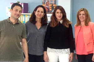 Στη συνάντηση συμμετείχαν η αντιδήμαρχος Μ. Καναβάκη, η κ. Δήμητρα Καμπέλη από την Αναπτυξιακή Ηρακλείου καθώς τα στελέχη του Κέντρου για το προσφυγικό Γιώργος Σαρελάκος και Διονυσία Λαμπίρη.