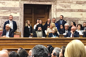 Πολλοί αναρωτήθηκαν με ποια ακριβώς ιδιότητα βρέθηκαν στη συγκεκριμένη θέση η κυρία Θάνου», μα ξέχασαν ότι υπήρξε… υπηρεσιακή πρωθυπουργός