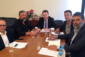 ο υφυπουργός Αγροτικής Ανάπτυξης και Τροφίμων Βασίλης Κόκκαλης με τους εκπροσώπους των Κρητικών αγροτών που βρέθηκαν στο Υπουργείο