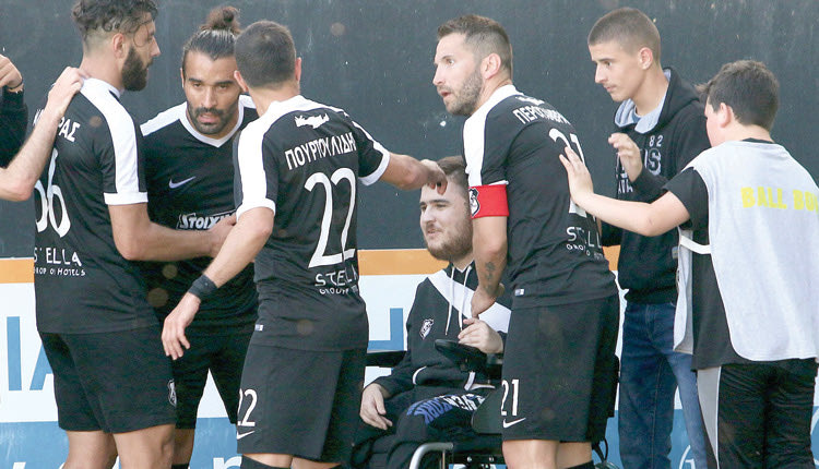 Μια φανέλα με τις υπογραφές τους χάρισαν οι παίκτες του ΟΦΗ στον φίλο της ομάδας Γιώργο, λίγο πριν την έναρξη του χθεσινού αγώνα.