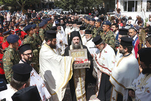 Με άγημα των Ενόπλων Δυνάμεων να αποδίδει τιμές,   πλήθος πιστών   υποδέχτηκαν χθες στο Ηράκλειο την άφθαρτη χείρα της Αγίας Μαρίας της Μαγδαληνής, αλλά και τεμάχιο του Τιμίου Ξύλου.